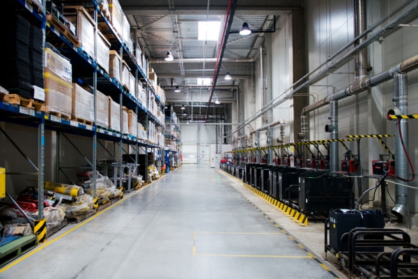 Polski zakład posiada magazyn o powierzchni 21 000 metrów kwadratowych. Firma używa w nim 32 urządzeń do transportu poziomego transportujących wszystkie towary do miejsc przeznaczenia.