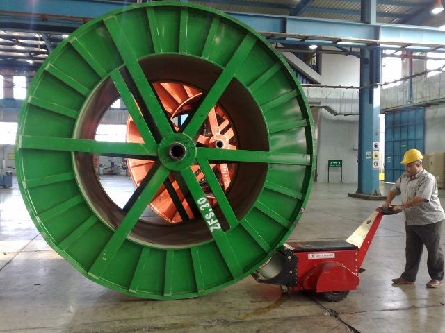 Mohamed Elmorshedy, Inżynierw Egytech Cable w Egipcie, pcha jeden z bębnów kablowych o masie 40.000 kg. korzystając z Nu-Star Super Power Pusher. 1 Dual Motor Super Pusher pushing 40000Kg Cable drum