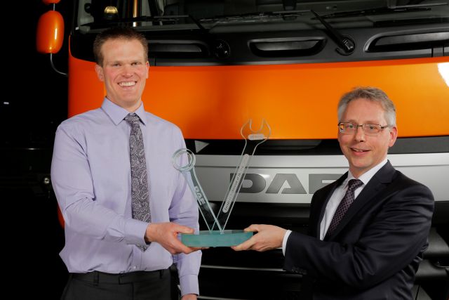 Johan Drenth, Dyrektor ds. obsługi posprzedażowej w DAF Trucks N.V. (z prawej) wręcza nagrodę Adamowi Bakerowi DAF European technician of the year 2016 2