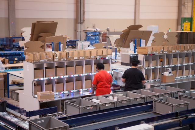 Źródło: ID Logistics Detail picking magazyn dla sieci perfumerii ID Logistics www