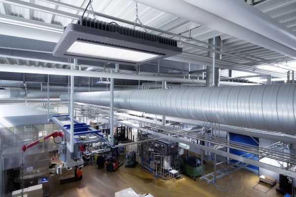 W przypadku zakładów działających w trybie wielozmianowym, oświetlenie ma znaczący udział w poborach energii elektrycznej. Dobór rozwiązań o odpowiednich parametrach może więc prowadzić do istotnego ograniczenia kosztów zmiennych przedsiębiorstwa. Kluczowym w tym kontekście aspektem jest skuteczność świetlna opraw. Źródło: Trilux W przypadku zakładów działających w trybie wielozmianowym, oświetlenie ma znaczący udział w poborach energii elektrycznej. Dobór rozwiązań o odpowiednich parametrach może więc prowadzić do istotnego ograniczenia kosztów zmiennych przedsiębiorstwa. Kluczowym w tym kontekście aspektem jest skuteczność świetlna opraw. Źródło: Trilux
