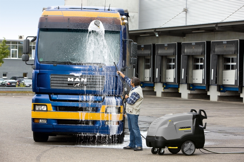 W branży transportowej nie ma lepszej i bardziej niezawodnej technologii mycia pojazdów niż czyszczenie wysokociśnieniowe HDS truck app ant 10 58340 300DPI