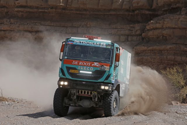 IVECO ponownie bierze udział w legendarnym rajdzie terenowym jako oficjalny partner zespołu Petronas De Rooy IVECO. Źródło: IVECO Iveco Dakar 2015 www