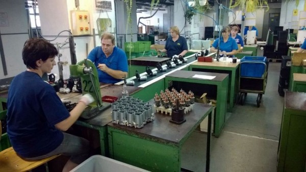 Dzięki zastosowaniu typowego podejścia Lean Manufacturing udało się wyeliminować znaczną część głównych marnotrawstw, przez co przyśpieszyć przepływ, zredukować powierzchnię zajmowaną przez obszar produkcyjny, jak również znacznie poprawić wydajność. Dzięki zastosowaniu typowego podejścia Lean Manufacturing udało się wyeliminować znaczną część głównych marnotrawstw, przez co przyśpieszyć przepływ, zredukować powierzchnię zajmowaną przez obszar produkcyjny, jak również znacznie poprawić wydajność.