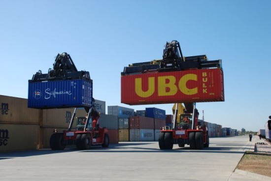 Reachstackery na terenie terminala Intermodal w Kutnie ( fot.MJ) kontenery na ladzie
