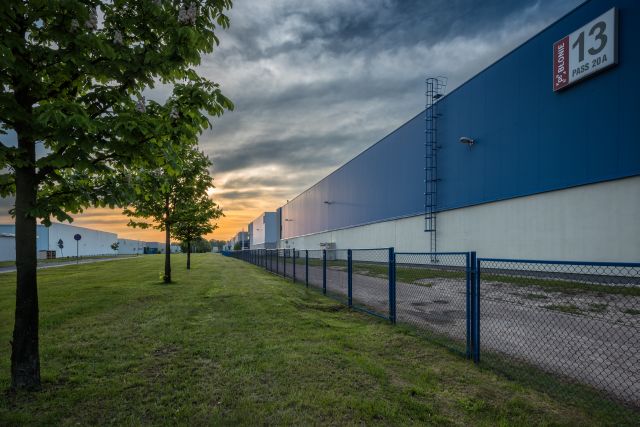 W najbliższych latach handel internetowy może mieć większy wpływ na rozwój rynku nieruchomości magazynowych niż branża motoryzacyjna, która w ostatnich 20 latach dominowała na tym rynku. Źródło: Cushman & Wakefield W najbliższych latach handel internetowy może mieć większy wpływ na rozwój rynku nieruchomości magazynowych niż branża motoryzacyjna, która w ostatnich 20 latach dominowała na tym rynku. Źródło: Cushman & Wakefield