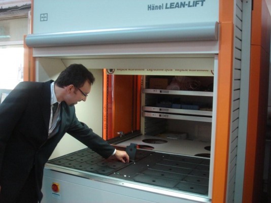Kasetę VendiShelf projektuje się i instaluje w dowolnych półkach regału automatycznego Lean-Lift.
