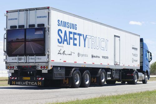Samsung Electronics zaprezentował pierwszy prototyp Samsung Safety Truck – pojazdu ciężarowego wyposażonego w technologię służącą zapobieganiu wypadkom drogowym przy wyprzedzaniu. Źródło: Samsung Samsung Electronics zaprezentował pierwszy prototyp Samsung Safety Truck – pojazdu ciężarowego wyposażonego w technologię służącą zapobieganiu wypadkom drogowym przy wyprzedzaniu. Źródło: Samsung
