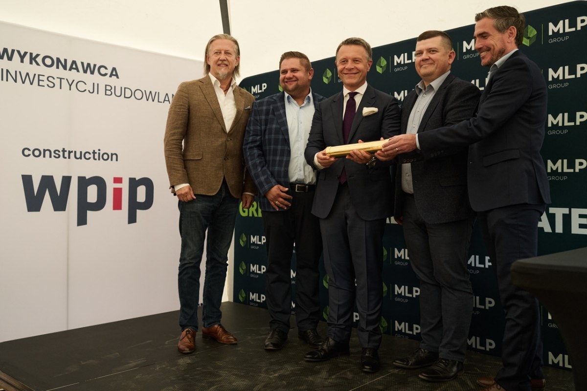 Od prawej: Thomas Hardt (SVP & GROUP COO Sunrise Medical), Jacek Wójcicki (Prezydent Miasta Gorzowa Wielkopolskiego), Radosław T. Krochta (Prezes MLP Group) Łukasz Król (kierownik budowy z MLP Group), Dariusz Stasik (Prezes WPIP)
