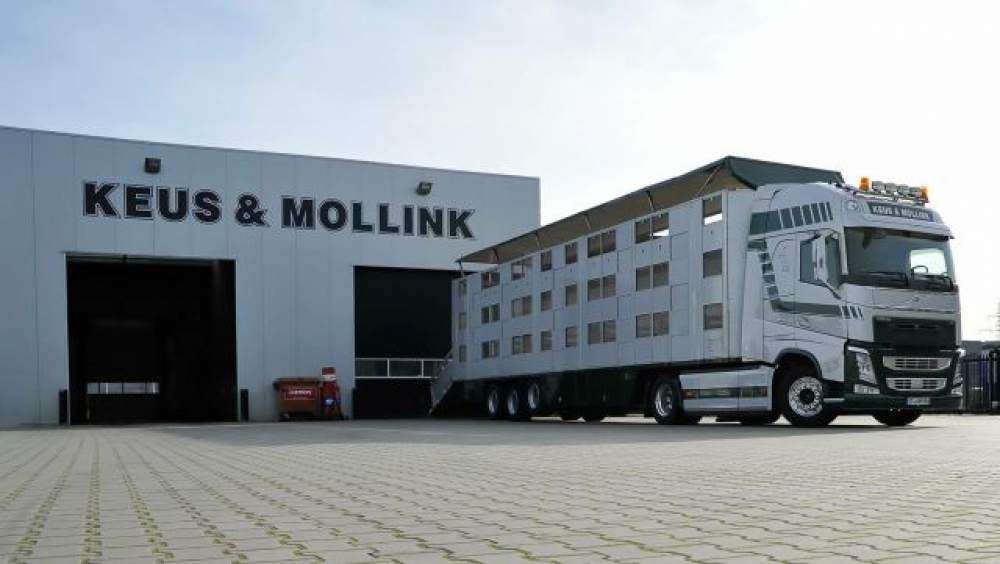 Keus & Mollink, holenderska firma zajmująca się przewozem żywego inwentarza, wyposażyła właśnie wszystkie swoje pojazdy w oferowany przez Transics nowej generacji system zarządzania flotą, który umożliwia monitorowanie w czasie rzeczywistym pojazdów, kierowców i naczep.