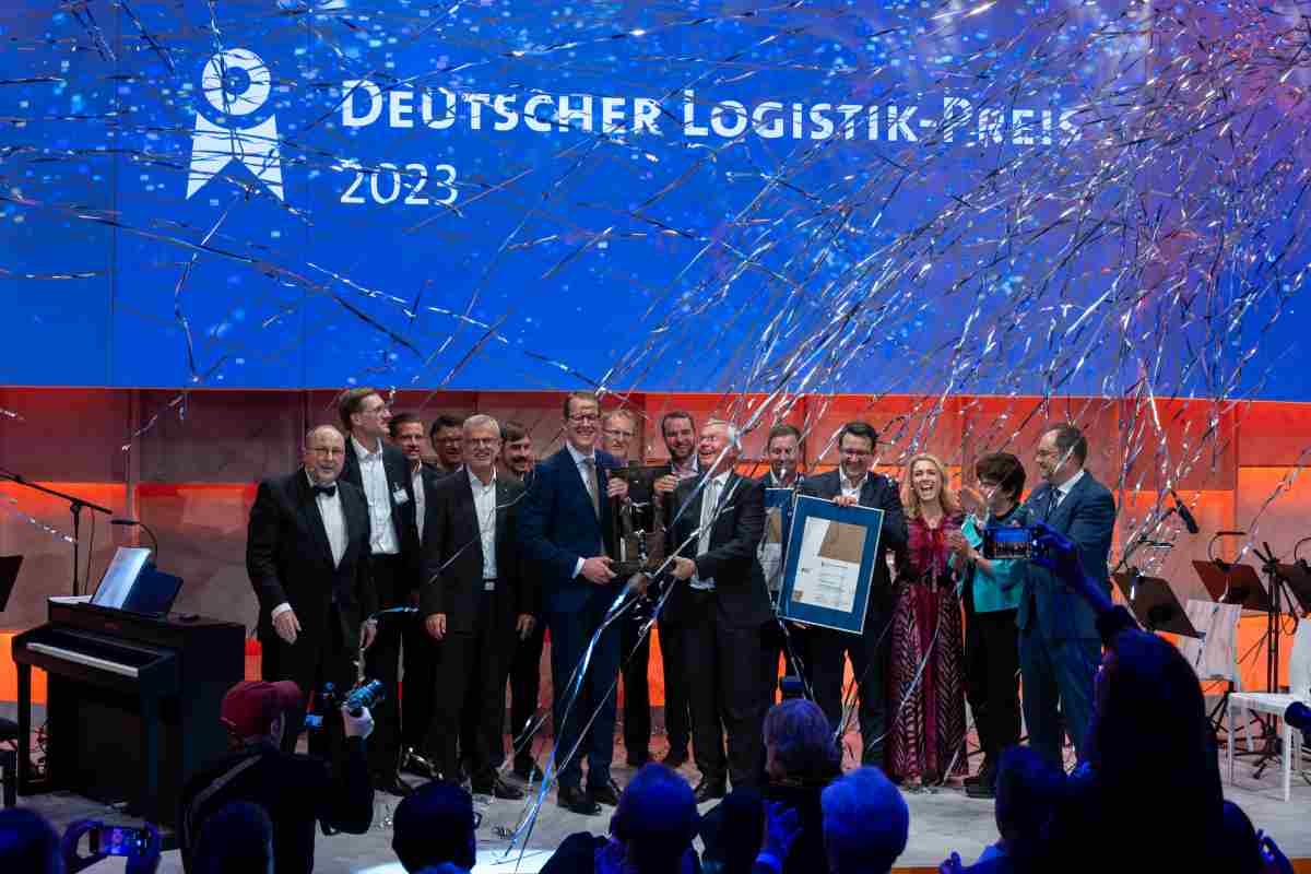 Burkhard Eling, DACHSER CEO, i prof. dr hab. Michael ten Hompel, Executive Director Fraunhofer IML, przyjmują nagrodę German Logistics Award wraz z zespołami Fraunhofer IML i DACHSER.