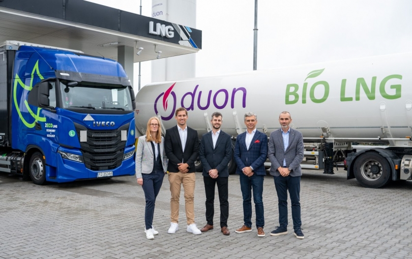 Od lewej: Aleksandra Zielińska, Marketing Manager IVECO Poland; Krzysztof Potok, Prezes Zarządu E-LOGIS Sp. z o.o.; Kamil Kapusta, Starszy Specjalista ds. Marketingu, Grupa DUON; Jacek Nowakowski, Alternative Propulsion Business Development Manager IVECO Poland; Maciej Nowak, Dyrektos ds. Kluczowych Klientów, Grupa DUON.