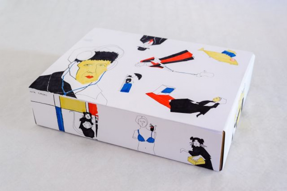 XBS Group dostarczy paczkę w kolorze sztuki według projektu Kai Marzec z Akademii Sztuk Pięknych w Warszawie. &quot;Paczka w kolorze sztuki&quot; to projekt zainicjowany przez XBS Group. 